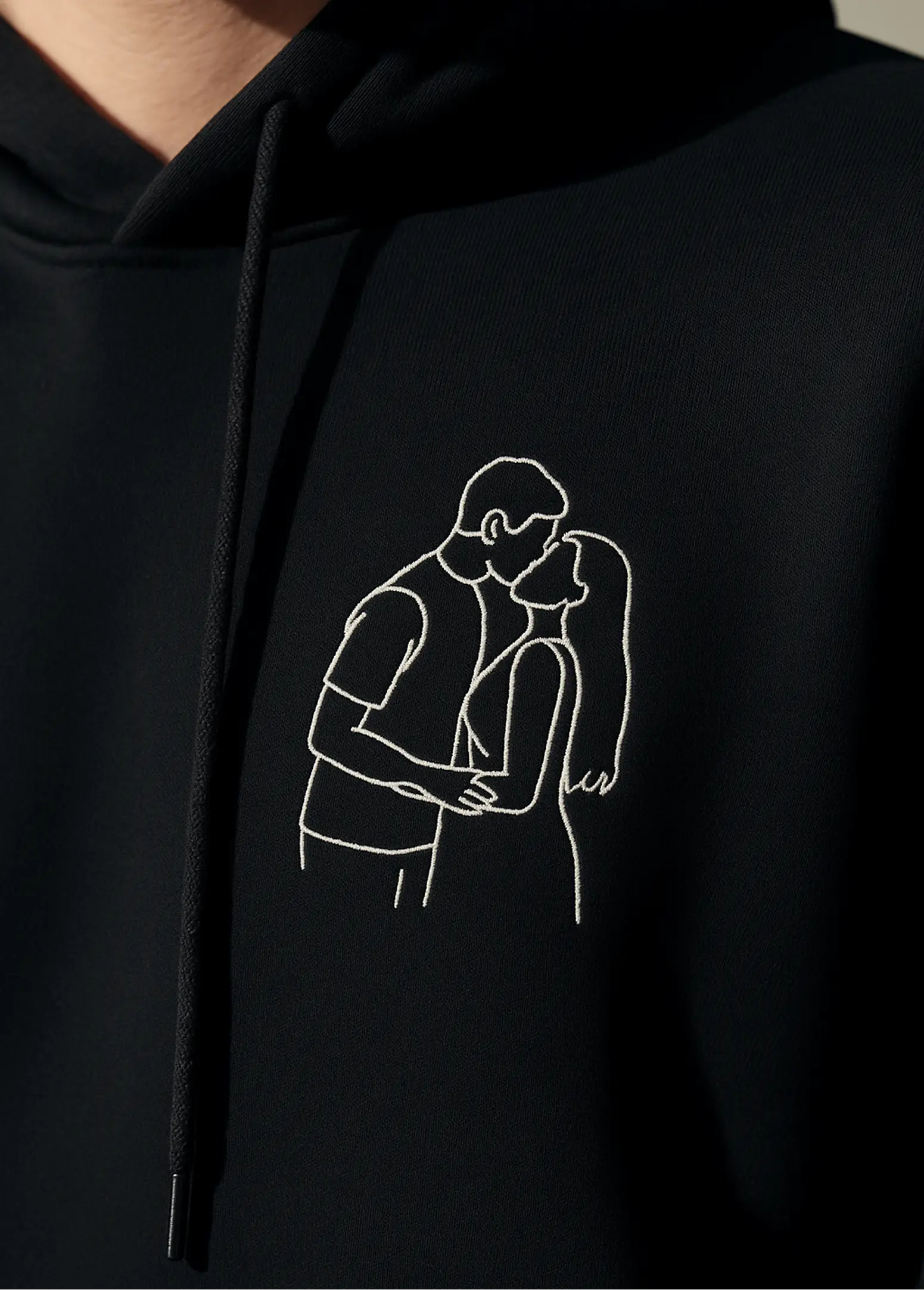 Sweat noir personnalisé avec broderie couple
